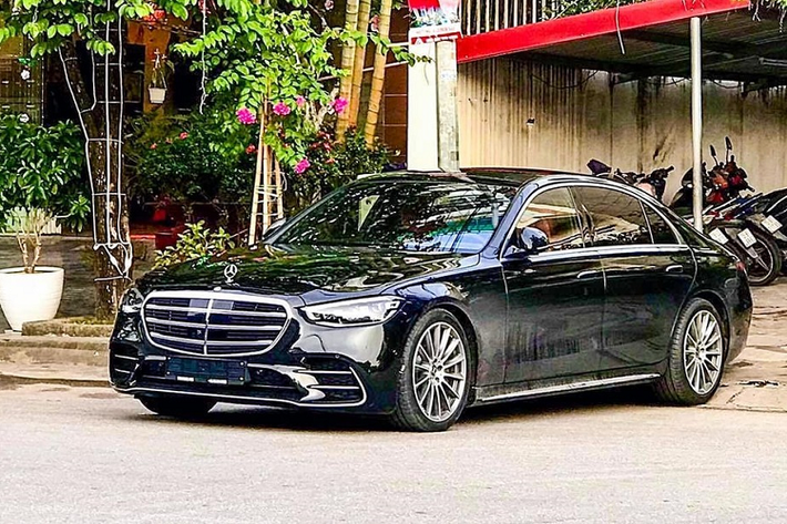 Những chiếc xe sang Mercedes-Benz S-Class thế hệ cũ sẽ được bán tại Việt Nam đến hết năm nay với số lượng hàng tồn kho không còn nhiều. Trong khi đó, phiên bản Mercedes-Benz S-Class 2021 mới đang nhận được khá nhiều sự quan tâm của giới chơi xe trong nước đã lộ thời gian bán chính hãng cũng như mức giá dự kiến sẽ làm cho không ít người choáng.