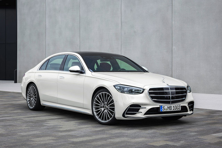 Bước vào bên trong khoang lái của dòng sedan hạng sang cỡ lớn Mercedes-Benz S-Class 2021 lộ giá bán chính hãng tại Việt Nam sẽ có đến 5 loại màn hình khác nhau mang đến trải nghiệm thú vị, màn hình 12,3 inch trong bảng đồng hồ kỹ thuật số có hiệu ứng không gian 3 chiều tùy chọn, kế tiếp là màn hình LCD cảm ứng của hệ thống thông tin giải trí với kích thước 11,9 inch.