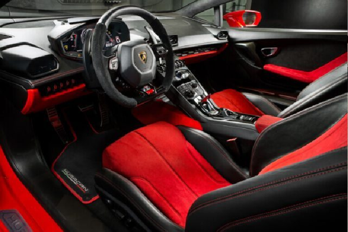 Chiếc siêu xe Lamborghini Huracan LP610-4 đã về nước được hơn 4 năm nhưng mãi chưa tìm thấy chủ nhân, đến nay, đã được 1 vợ chồng đại gia ở quận 7 mua về để hoàn thành dàn xe mơ ước của mình. Bức ảnh chia sẻ cho thấy, chiếc siêu xe Lamborghini Huracan LP610-4 màu đỏ được đỗ trước nhà cùng với Porsche Panamera màu xanh lá và 1 chiếc xe SUV hạng sang Mercedes-Benz G63 độ hầm hố cũng như khoang lái bọc da màu cam Hermes.