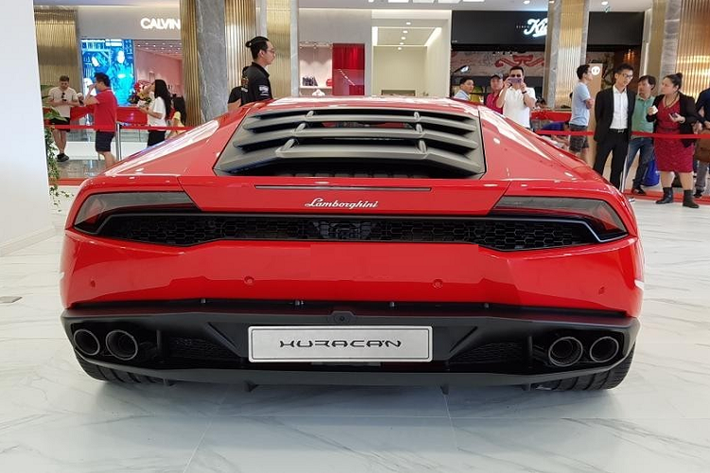 Đây là chiếc xe Lamborghini Huracan LP610-4 hiếm hoi tại Việt Nam sở hữu màu sơn đỏ nguyên bản, ngoài ra còn có 1 xe khác được sơn đổi màu lại từ xanh cốm sang đ