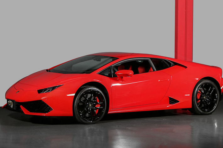Giá xe Lamborghini Huracan LP610-4 chính hãng tại Việt Nam theo bảng tính giá lệ phí trước bạ của Bộ Tài Chính là 21,8 tỷ đồng. Tuy nhiên, một số thông tin cho rằng, vợ chồng đại gia quận 7 có thể chỉ phải bỏ ra số tiền trên 15 tỷ đồng để sở hữu. Trước đó, vợ chồng đại gia này đã từng trải nghiệm qua siêu xe McLaren 720S Spider có nhiều tùy chọn nhất dải đất hình chữ S nhưng nhanh chóng đã bán lại 1 năm sau đó.