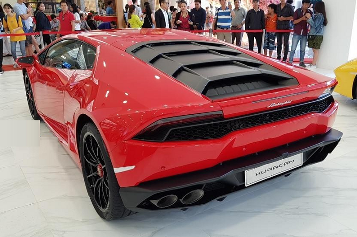 Các thông số do khối động cơ V10, dung tích 5.2 lít mang đến cho siêu xe Lamborghini Huracan LP610-4 của đại gia quận 7 bao gồm sản sinh công suất tối đa 610 mã lực và mô-men xoắn cực đại đạt 560 Nm. Khi động cơ của xe kết hợp cùng hộp số ly hợp kép 7 cấp và hệ dẫn động 4 bánh toàn thời gian, "siêu bò" chỉ mất 3,2 giây để tăng tốc lên 100 km/h từ vị trí xuất phát và đạt vận tốc tối đa lên đến 325 km/h.