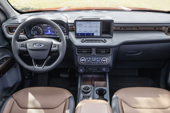 Ở trong phân khúc của mình, Ford Maverick chỉ có một đối thủ duy nhất là Hyundai Santa Cruz và theo như dữ liệu được công bố có thể thấy mẫu bán tải đến từ Mỹ có số thông số vượt trội hơn hẳn. Hiện phiên bản tiết kiệm nhất của Hyundai Santa Cruz có mức tiêu thụ nhiên liệu trung bình là 10,23 lít/100 km. Điểm trừ duy nhất trên động cơ hybrid của Ford Maverick là động cơ này không thể đi kèm tùy chọn dẫn động 2 cầu.