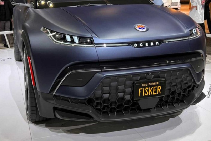 Phiên bản cao cấp Fisker Ocean Extreme cũng trang bị bộ pin và mô tơ điện kép giống như bản Ultra, nhưng cung cấp phạm vi hoạt động ước tính trên 560 km và công suất 550 mã lực mạnh hơn. Bên cạnh đó, bản Extreme còn trang bị bộ la-zăng 22 inch mới, ghế sưởi phía trước và sau, cùng với một màn hình cảm ứng 17,1 inch có thể xoay chiều. Người dùng chỉ cần một cái chạm nhẹ để chuyển màn hình từ chiều dọc sang ngang.