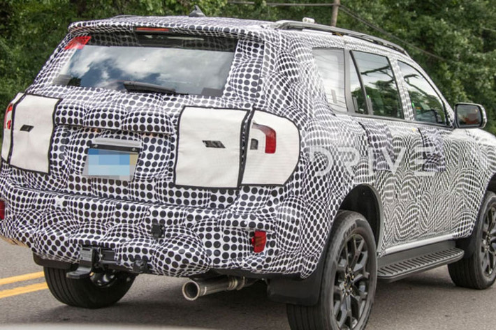 Mới đây, cánh săn ảnh đã bắt gặp Ford Everest 2022 mới trên đường thử tại Thái Lan. Trước đó, xe đã từng bị bắt gặp chạy thử tại châu Âu và Úc. Lần này, xe không bị ngụy trang kín mít như trước. Nhờ đó, chúng ta có thể biết được phần nào thiết kế của mẫu SUV cỡ trung này.