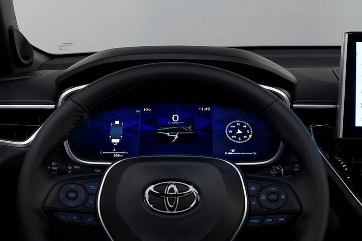 Trong khi đó, thiết kế bên sườn và đuôi xe của Toyota Corolla Cross 2022 tại châu Âu không có gì khác so với xe ở Việt Nam, bao gồm cả vành la-zăng hay cụm đèn hậu. Bước vào bên trong Toyota Corolla Cross 2022 dành cho châu Âu, người dùng sẽ tiếp tục bắt gặp những trang bị khác biệt so với xe ở thị trường khác.