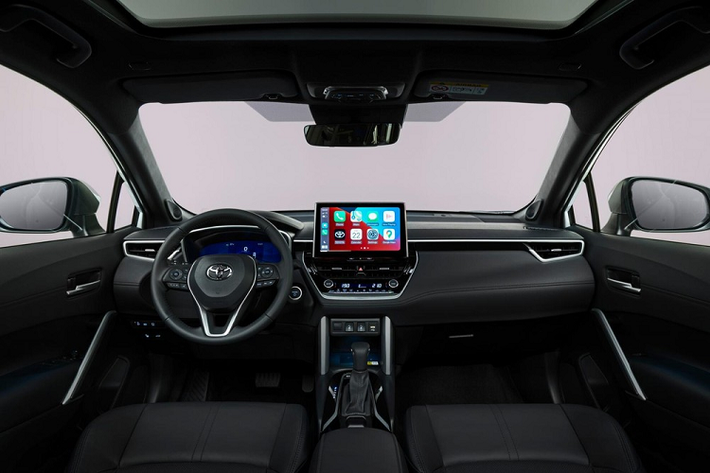 Tuy nhiên, Toyota Corolla Cross 2022 ở châu Âu lại dùng cụm đèn pha giống xe dành cho Nhật Bản và Frontlander mới ra mắt thị trường Trung Quốc. Cụ thể, cụm đèn pha này được chia đôi bằng dải đèn LED định vị ban ngày. Tầng trên sẽ là đèn báo rẽ dạng LED trong khi đèn pha chính nằm ở tầng dưới.