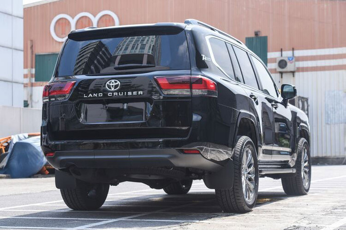 "Trái tim" này của Toyota Land Cruiser 2022 sẽ đồng hành cùng hộp số tự động 10 cấp hoàn toàn mới. Đây là sự cải tiến mạnh mẽ khi Toyota đã quyết tâm bỏ ộng cơ V8 trứ danh của dòng xe này.