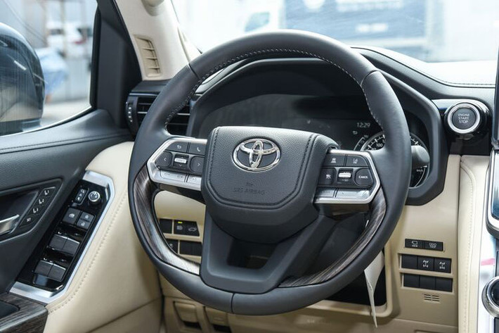 Được biết, các dòng xe Toyota Land Cruiser thế hệ mới đang lăn bánh tại dải đất hình chữ S phần lớn được nhập khẩu chính hãng và có thể tiết kiệm cho chủ nhân hơn 2 tỷ đồng so với các xe Toyota Land Cruiser 2022 nhập Trung Đông được các công ty nhập khẩu tư nhân đang tranh thủ mang về dải đất hình chữ S để trả đơn hàng cho khách.