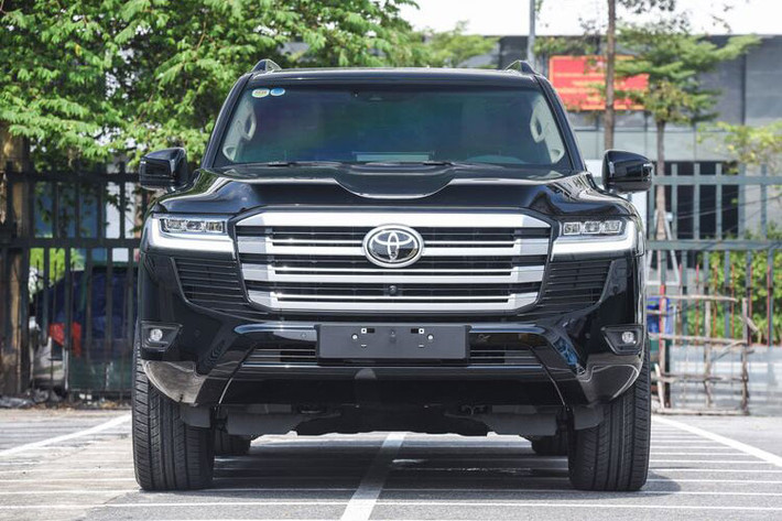 Hiện những chiếc Toyota Land Cruiser 2022 chính hãng đầu tiên của Việt Nam đã bắt đầu được bàn giao cho chủ sở hữu. Chiếc trong bài được cho là Toyota Land Cruiser 2022 đầu tiên đeo biển tại Hà Tĩnh.