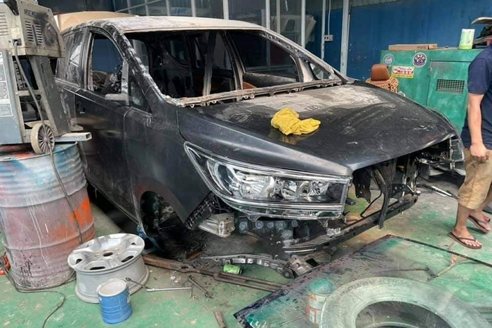 Hiện trạng của chiếc xe MPV Toyota Innova sắt vụn này khiến không ít người dùng mạng xã hội đặt dấu hỏi về vụ tai nạn gây ra hậu quả này. Với một chiếc xe bị hư hỏng nghiêm trọng như vậy, một số ý kiến cho rằng việc sửa chữa sẽ vô cùng khó khăn và tốn kém, khó có thể khôi phục lại hình thức ban đầu.