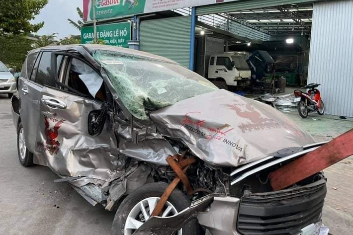 Trên nhiều nhóm Facebook đang chia sẻ hình ảnh ghi lại quá trình khôi phục chiếc Toyota Innova bị tai nạn. Theo đó, xe MPV 7 chỗ này bị “bẹp dúm” phần đầu, đặc biệt là khu vực bên ghế phụ. Hình ảnh cho thấy, bánh trước thiếu chút nữa có thể “rụng”, khung sườn móp méo, vỡ kính lái và ảnh hưởng tới cả phần đuôi xe.