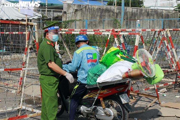 Ghi nhận của PV VTC News, tại chốt kiểm soát trên quốc lộ 1A (đoạn qua thị trấn Tân Túc, huyện Bình Chánh), lực lượng chức năng vẫn tích cực hỗ trợ cho người dân hoàn thành các thủ tục trước khi lên xe khách về quê ở miền Tây. Đến 14h ngày 1/10, lực lượng chức năng phối hợp đưa 1.300 người về quê, CSGT dẫn đoàn về từng tỉnh. 