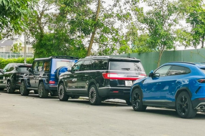 Dòng xe Mercedes-Maybach GLS 600 sở hữu động cơ xăng V8, tăng áp kép, dung tích 4.0 lít, sản sinh ra công suất tối đa 558 mã lực tại và mô-men xoắn cực đại 730 Nm, ngoài ra, mẫu SUV siêu sang này còn có hệ thống mild hybrid EQ Boost 48 V, giúp xe có thêm 22 mã lực và 250 Nm.