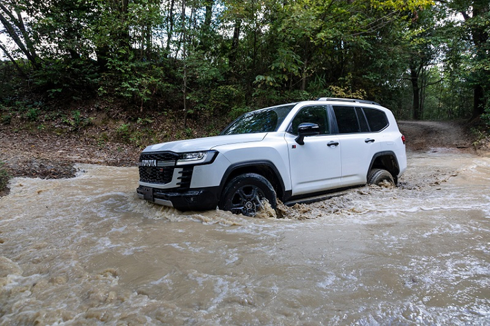 Ngay trong thời điểm rất nhiều khách hàng đang tỏ ra nóng lòng, Toyota mới đây bất ngờ tung ra bộ ảnh Toyota Land Cruiser 2022 chạy off-road và “khoe tài” vượt địa hình đầy ấn tượng.