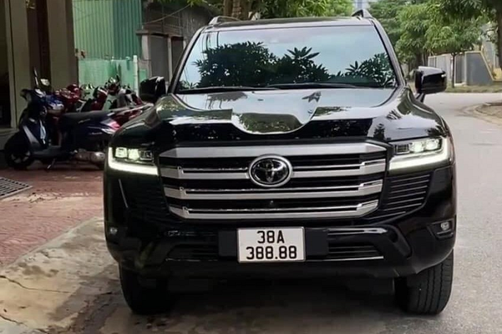 Đã có không ít người trước khi đi bấm biển đã nhờ những "bàn tay vàng" trong làng bốc biển đã ấn nút cho xe của mình số đẹp. Cũng chính vì thế mà hình ảnh 1 chiếc xe Toyota Land Cruiser 2022 mới tinh ở Hà Tĩnh được chủ nhân cho đi xét xe và nhanh chóng bấm được chiếc biển 38A-388.88 vạn người mê đã khiến không ít người xuýt xoa.