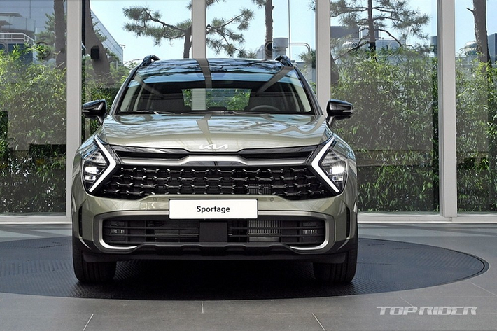 Cụ thể, trong tháng 11 vừa qua, hãng Kia đã bán được tổng cộng 7.540 chiếc Sportage mới cho khách hàng Hàn Quốc. Nhờ thành tích này, Kia Sportage 2022 mới đã trở thành mẫu xe bán chạy nhất tháng tại thị trường Hàn Quốc, đánh bại đối thủ trực tiếp là Hyundai Tucson.