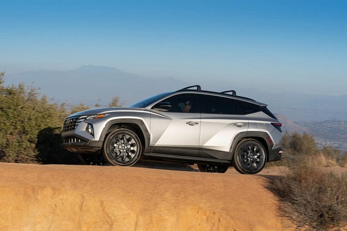 Nâng cấp đầu tiên của Hyundai Tucson XRT 2022 mới nằm ở đầu xe với lưới tản nhiệt màu đen nhám hầm hố hơn. Tiếp đến là nẹp bao quanh hốc bánh và bên sườn mới. Điểm nhấn tiếp theo là ốp gương ngoại thất, viền cửa sổ và bệ bước chân bên sườn màu đen.