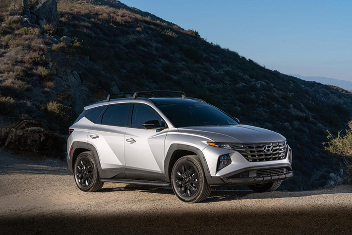 Hyundai Tucson thế hệ mới đã lần đầu tiên trình làng vào hồi tháng 9 năm ngoái. Sau hơn 1 năm, mẫu SUV cỡ C này đã được bổ sung phiên bản XRT mới tại thị trường Mỹ. Theo hãng Hyundai, Tucson XRT mới được phát triển dựa trên bản SEL, đi kèm gói phụ kiện Convenience, hiện đang bán tại thị trường Mỹ. So với bản thường, Hyundai Tucson XRT 2022 sở hữu thiết kế ngoại thất rắn rỏi và thể thao hơn.