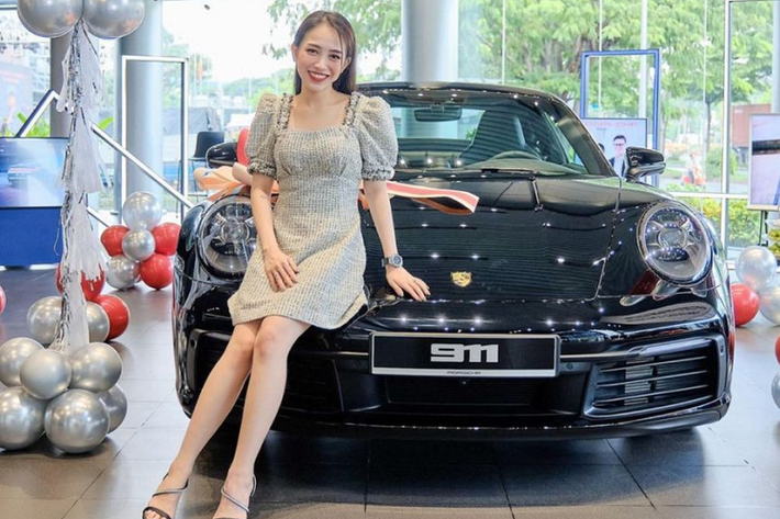 Joyce Phạm Sẽ là một thiếu sót lớn nếu không nhắc đến cái tên Joyce Phạm trong danh sách những Rich kid sở hữu siêu xe hàng đầu tại Việt Nam. Joyce Phạm tên thật là Phạm Trần Nguyễn Minh Anh, cô sinh năm 1999 và là còn gái đầu của doanh nhân, tay chơi xe khét tiếng Phạm Trần Nhật Minh (Minh "nhựa"), người thừa kế của Công ty nhựa Long Thành nổi tiếng cả nước