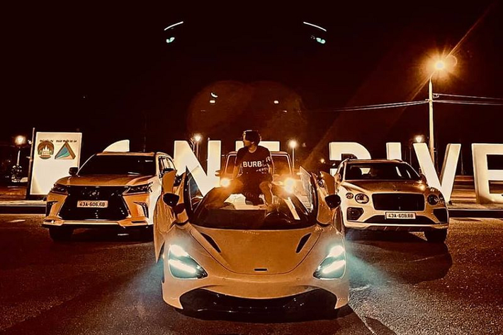 Trên thực tế, siêu phẩm McLaren 720S Spider mới chỉ về tay chàng rich kid này chừng 5 tháng, kể từ hồi tháng 4 vừa qua cùng chiếc Ferrari 488 GTB. Đây là món quà mừng sinh nhật 16 tuổi của bố dành cho Toàn Võ.