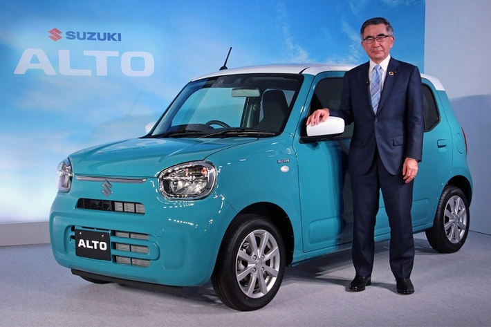 Tuy nhiên, chiếc xe kei car Mazda Carol 2022 không có nẹp mạ crôm ở giữa đèn pha như Suzuki Alto mới. Ở giữa 2 đèn pha chỉ có logo của hãng Mazda. Ở bản cấp thấp, Mazda Carol 2022 có viền màu đen bao quanh đèn pha và ốp la-zăng màu bạc.