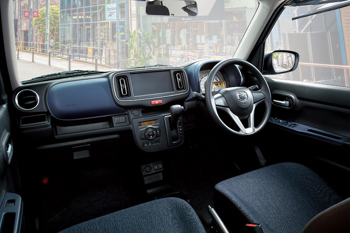 Xe vẫn có vô lăng mới nhưng không tích hợp phím chỉnh âm lượng và kết nối Bluetooth như Suzuki Alto 2022. Bảng đồng hồ sau vô lăng có thêm màn hình LCD nhỏ nằm ngang mới. Đáng tiếc là Mazda Carol 2022 không có màn hình thông tin giải trí dạng cảm ứng 7 inch tùy chọn như Suzuki Alto. Do đó, ở giữa 2 cửa gió điều hòa trung tâm nằm dọc chỉ là một tấm nhựa màu đen.