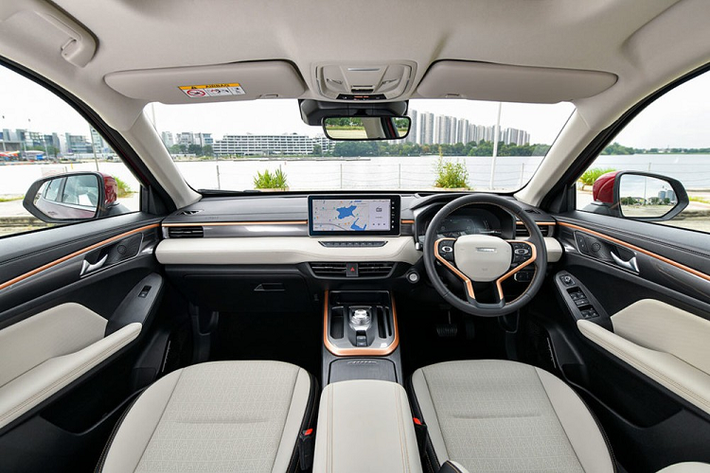 So với các đối thủ trong cùng phân khúc SUV cỡ B tại Thái Lan như Kia Seltos, Honda HR-V hay Toyota Corolla Cross, Haval Jolion 2022 có kích thước nhỉnh hơn đáng kể, bao gồm chiều dài 4.472 mm, chiều rộng 1.841 mm, chiều cao 1.574 mm và chiều dài cơ sở 2.700 mm. Thậm chí, Haval Jolion 2022 hiện còn là mẫu SUV cỡ B có chiều dài cơ sở lớn nhất tại Thái Lan.
