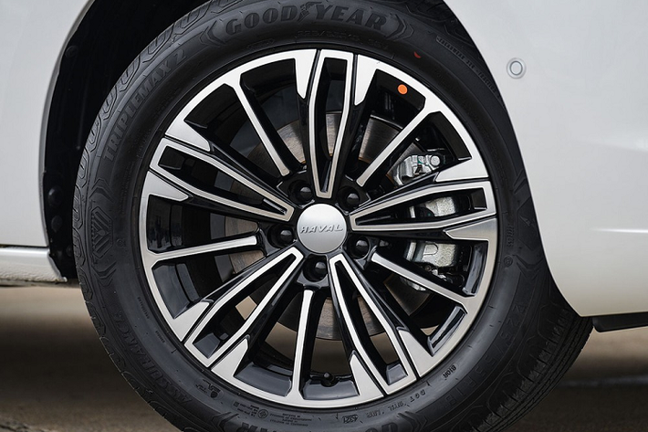 Tiện nghi thôi chưa đủ, Haval Jolion 2022 còn có nhiều tính năng an toàn như hệ thống kiểm soát hành trình thích ứng, phanh khẩn cấp tự động, cảnh báo va chạm phía trước, tránh va chạm với xe lớn ở làn bên cạnh, cảnh báo chuyển làn đường, giữ làn đường, cảnh báo chệch làn đường, cảnh báo điểm mù, cảnh báo phương tiện cắt ngang khi lùi, cảnh báo va chạm trong điểm mù khi lùi, camera 360 độ, 6 cảm biến đỗ xe trước và 6 cảm biến đỗ xe đằng sau.