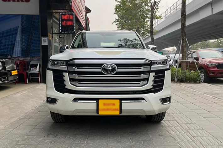 So với phiên bản VX nhập Nhật đang được phân phối chính hãng. Phiên bản VX nhập tư được sản xuất dành cho thị trường Trung Đông sở hữu nhiều trang bị khác biệt. Tại thị trường Trung Đông, phiên bản XV 70th Anniversary này còn được gọi là bản VX-S.