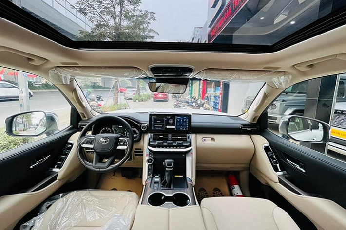 Phiên bản VX 70th Anniversary nhập tư nhân thuộc cấu hình động cơ V6 dung tích 4.0L hút khí tự nhiên (N/A) cho công suất tối đa 271 mã lực và mô-men xoắn cực đại 385Nm. Sức mạnh được truyền xuống bốn bánh (4WD), 3 khoá vi sai, thông qua hộp số tự động Direct Shift 10 cấp mới (10 AT). Mặc dù công suất không mạnh mẽ như động cơ phiên bản nhập chính hãng, tuy nhiên động cơ này đảm bảo độ tin cậy và bền bỉ cao.