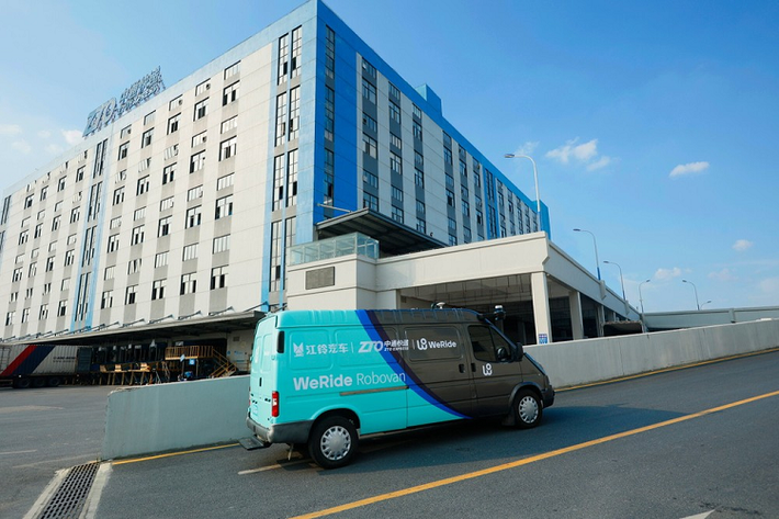 Bên cạnh Robotaxi và Mini Robobus, WeRide giờ đây đang giới thiệu mẫu xe van chở hàng tự hành Cấp 4 đầu tiên tại Trung Quốc, tên gọi Robovan. Công ty sẽ hợp tác với Jiangling Motors (JMC), để thiết kế các mẫu xe dịch vụ sản xuất hàng loạt, và chúng sẽ được trang bị hệ thống lái xe tự động WeRide Robovan 2022 mới. Một công ty thứ ba, ZTO Express, sẽ mua lại và sử dụng Robovan cho các dịch vụ chuyển phát nhanh.