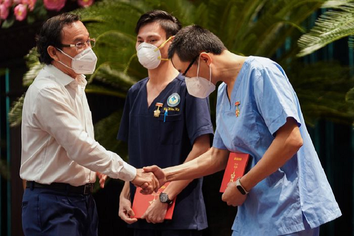 Trong bài phát biểu của mình, Bí thư Thành ủy TP.HCM Nguyễn Văn Nên nhiều lần nói lời cảm ơn với lực lượng chi viện. "Chúng tôi trân trọng mời các bạn trở lại thành phố lần sau với tư cách là những vị khách quý, ân nhân yêu quý", ông nói.