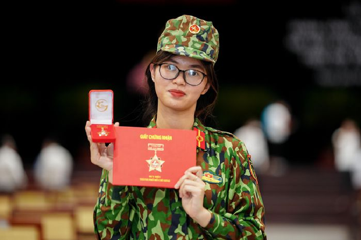 Vũ Kim Khánh, Học viện Quân y, chia sẻ sự tự hào và vinh dự khi có mặt trong buổi tuyên dương. Nữ quân y chia sẻ cảm xúc khó tả khi nhìn lại giai đoạn cô cùng đồng đội gồng mình chiến đấu với đại dịch. "Khi dịch chuẩn bị ổn định, em cảm thấy phấn khởi vì đã góp sức cùng thành phố. Khi có dịp, em nhất định sẽ tới thăm khi TP.HCM khỏe lại", Khánh tâm sự.
