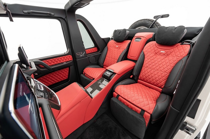 Điều này có nghĩa là chiếc Mercedes-Maybach G650 Landaulet này không có gì khác biệt về thiết kế so với nguyên bản. Xe có chiều dài tổng thể 5.350mm, trục cơ sở 3.430mm, khoảng sáng gầm 500mm và chiều cao 2.200mm. Đáng chú ý là phần mui xe ở khu vực hành khách phía sau được làm bằng vải và có khả năng đóng/mở thông qua một nút bấm.