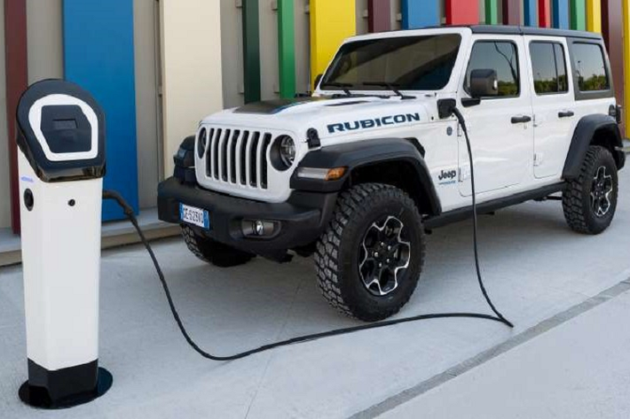 Phiên bản Jeep Wrangler 2022 mới được phân phối tại Châu Âu sẽ là 4xe từng ra mắt lần đầu vào tháng 9/2020. Hệ thống truyền động plug-in hybrid của Wrangler 4xe bao gồm một động cơ xăng tăng áp 4 cyl 2.0 lít cho công suất 270 mã lực tại 5.250 vòng/phút và 400 Nm tại 3.000 vòng/phút.