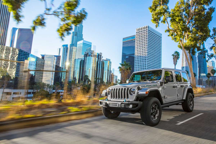Ở phiên bản năm 2022, Wrangler 4xe trang bị trục Dana 44 ở trước và sau xe. Phiên bản tiêu chuẩn và Sahara 4xe sử dụng bộ vi sai mở cho trục trước, trong khi bản Rubicon 4xe có bộ khóa vi sai điện tử Tru-Lock.