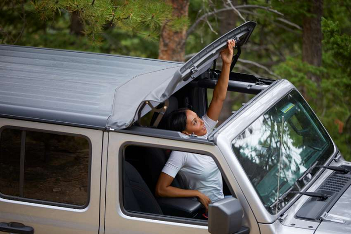 Nội thất Wrangler 4xe 2022 sẽ có hệ thống dịch vụ UConnect được cung cấp thông qua màn hình 8,4 inch. Hệ thống này tích hợp các tính năng gồm Định vị và hỗ trợ bên đường, kiểm tra tình trạng pin, áp suất lốp và lịch bảo dưỡng. Ngoài ra còn có định vị xe, cài đặt cảnh báo dựa trên tốc độ và vị trí của xe cũng như các vị trí trạm sạc và thông báo cho chủ xe khi bị mất trộm.