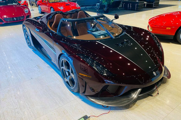 Sắp tới, sẽ có một chiếc Regera về Việt Nam, xe thuộc sở hữu của doanh nhân Hoàng Kim Khánh và có ngoại thất làm từ sợi carbon và sơn màu đỏ mận, điểm xuyết cùng các chi tiết bằng sợi carbon màu xám. Bên trong khoang nội thất, toàn bộ đều được bọc da cao cấp màu nâu, khá tương đồng gam màu với tông màu ngoại thất. Giá xe Koenigsegg Regera tại Việt Nam ước tính không dưới 6 triệu USD (khoảng 138 tỷ đồng).