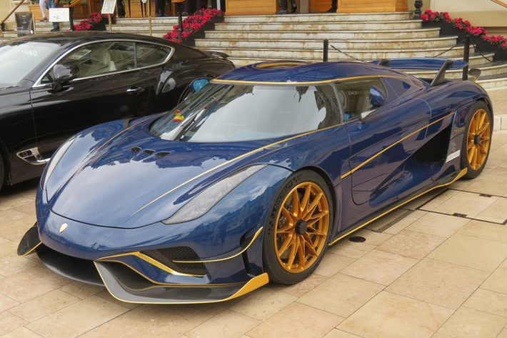 Ra mắt thế giới từ năm 2016 nhưng đến nay Koenigsegg Regera hàng hiếm vẫn là một trong những hypercar đình đám nhất thế giới hiện nay với số lượng xuất xưởng chỉ có 80 chiếc trên toàn cầu. Và kể cả ngay bây giờ bạn có sẵn trong túi 1,9 triệu USD (hơn 43 tỷ đồng - giá bán niêm yết) thì cũng không còn cơ hội mua Koenigsegg Regera bởi toàn bộ 80 siêu phẩm này đều đã được bán hết chỉ sau vài giờ ra mắt.