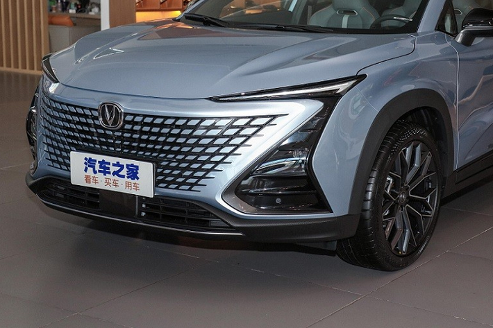 Điểm nhấn của Changan Uni-T 2.0T 2022 mới sẽ nằm ở động cơ mạnh mẽ hơn. Theo đó, xe sử dụng khối động cơ xăng 4 xi-lanh, tăng áp, dung tích 2.0L mới, tạo ra công suất tối đa 233 mã lực và mô-men xoắn cực đại 390 Nm, kết hợp với hộp số tự động 8 cấp.