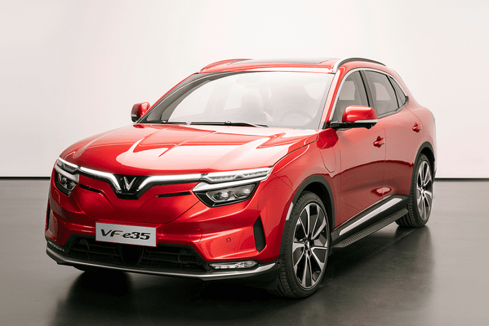 Định vị tại phân khúc SUV hạng D, VinFast VF e35 có thiết kế y hệt ảnh đồ họa mà hãng xe Việt đã công bố trước đó. Xe sử dụng nhiều đường lượn sắc nét làm nổi bật lên điểm nhấn là các đường cong mềm mại mà theo VinFast gọi là ngôn ngữ thiết kế “cân bằng động”. Thiết kế đầu xe của VinFast VF e35 có phần gây liên tưởng đến Lux SA2.0 nhưng được cách điệu để thêm phần thể thao, đặc biệt gây ấn tượng ở hệ thống đèn chiếu sáng.