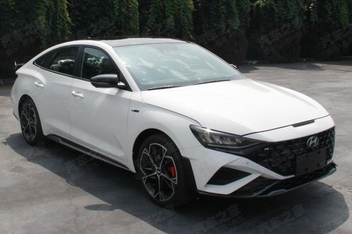 Hyundai Lafesta sedan cỡ C đã lần đầu tiên trình làng tại thị trường Trung Quốc vào hồi tháng 4/2018. Sau gần 4 năm, mẫu xe này chuẩn bị có thêm phiên bản nâng cấp giữa vòng đời. Những hình ảnh rò rỉ của Hyundai Lafesta 2022 đã chứng tỏ điều đó. Đây là những hình ảnh được đăng trên trang web của Bộ Công nghiệp và Công nghệ Thông tin Trung Quốc.
