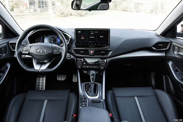 Ngoài thiết kế ngoại thất thay đổi, Hyundai Lafesta 2022 còn được trang bị động cơ mới. Theo đó, "trái tim" của xe là khối động cơ xăng 4 xi-lanh, tăng áp, dung tích 1.5L với công suất tối đa 200 mã lực. Ở phiên bản cũ, mẫu xe này dùng động cơ xăng 4 xi-lanh, tăng áp, dung tích 1.6L.
