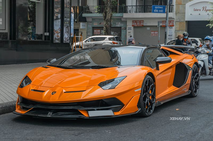 Chiếc Lamborghini Aventador SVJ Roadster hàng hiếm mang trên mình bộ cánh màu cam Arancio Atlas vô cùng nổi bật, đi kèm với các chi tiết bằng sợi carbon để tối ưu tính khí động học và nhiều đường cắt xẻ táo bạo, nhấn mạnh vào sự hầm hố.