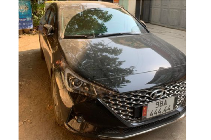 Vì may mắn bấm được biển "ngũ quý 4" nên hiện chiếc xe Hyundai Accent tại Hưng Yên này đang được ráo bán với giá 880 triệu đồng.