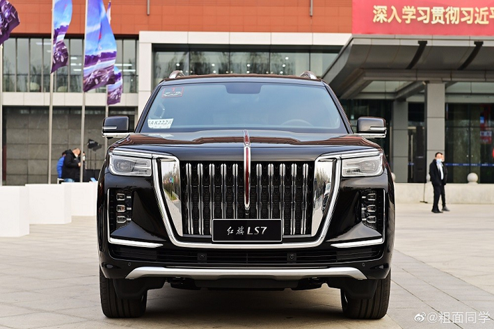 Qua những hình ảnh đầu tiên, có thể thấy Hồng Kỳ LS7 hạng sang sở hữu thiết kế ngoại thất cơ bắp và rắn rỏi. Xe cũng được trang bị lưới tản nhiệt cỡ lớn trên đầu xe, gợi liên tưởng đến Rolls-Royce và tạo cảm giác mạnh mẽ. Lưới tản nhiệt được chia đôi đường màu đỏ ở giữa, kéo dài lên nắp ca-pô, vốn là đặc điểm nhận dạng của xe Hồng Kỳ. Nằm hai bên lưới tản nhiệt là viền mạ crôm dày dặn.