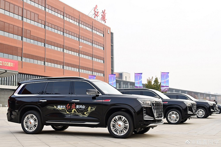 Trong vài năm trở lại đây, hãng ôtô Hồng Kỳ - Trung Quốc đã liên tục đổi mới và làm dày dòng sản phẩm của mình. Trong thời gian tới, hãng xe từng chuyên phục vụ giới chức Trung Quốc sẽ tung ra một mẫu SUV hoàn toàn mới mang tên LS7. Trước thời điểm đó, những hình ảnh đầu tiên của Hồng Kỳ LS7 2022 mới đã bị rò rỉ. Xe được định vị trong phân khúc SUV cỡ lớn. Đồng thời, mẫu xe này vẫn được áp dụng ngôn ngữ thiết kế quen thuộc của thương hiệu xe Trung Quốc này.
