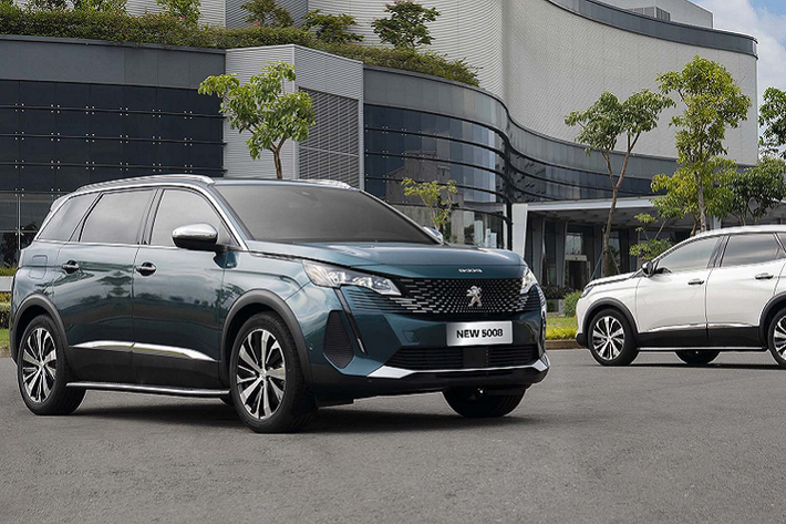 Peugeot 5008 2022 mới được trang bị lưới tản nhiệt tràn viền hiện đại, đèn chiếu sáng công nghệ LED tích hợp thấu kính khuếch đại, có tính năng tự động điều chỉnh độ cao và mở rộng theo góc đánh lái, giúp cải thiện tầm nhìn ở những khúc cua khó thấy. Đèn ban ngày tạo điểm nhấn với hiệu ứng “nanh sư tử”, mang đến sự mạnh mẽ đặc trưng trong thiết kế của Peugeot.