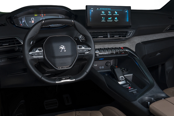 Ở bên trong, New Peugeot 5008 ấn tượng với trải nghiệm New i-Cockpit, ngôn ngữ thiết kế hướng đến người dùng và mô phỏng khoang lái phi cơ đặc trưng của thương hiệu. Xe có vô lăng D-Cut trên và dưới, nhỏ gọn với hình khối mang đậm tính công thái học. Phía sau vô-lăng là màn hình kỹ thuật số HUD ngang tầm mắt, có kích thước 12,3 inch hiển trị trực quan và đầy đủ thông tin vận hành.